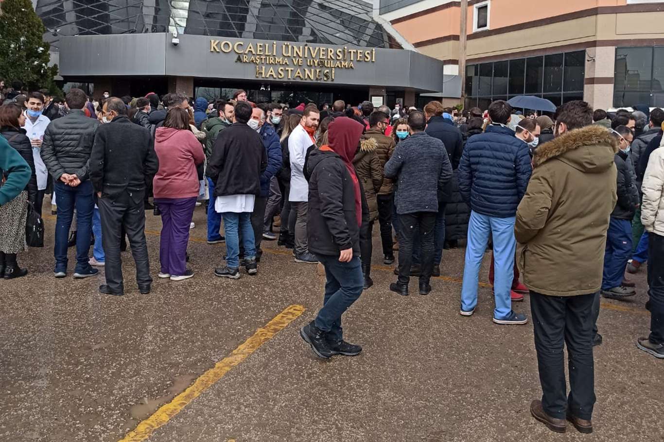 Doktorlar grev yaptı, hastalar mağdur oldu Doktorlar grev yaptı, hastalar mağdur oldu